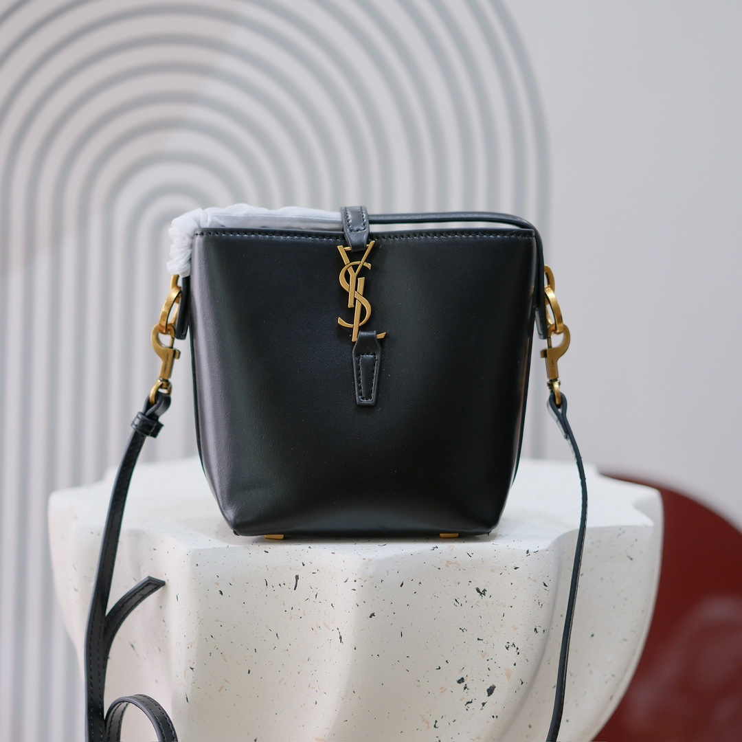 编号8153迷你
Y*L 圣*兰 Rose同款 包身是不容易变形的牛皮，手感很好，浅古铜色原版金属配件，