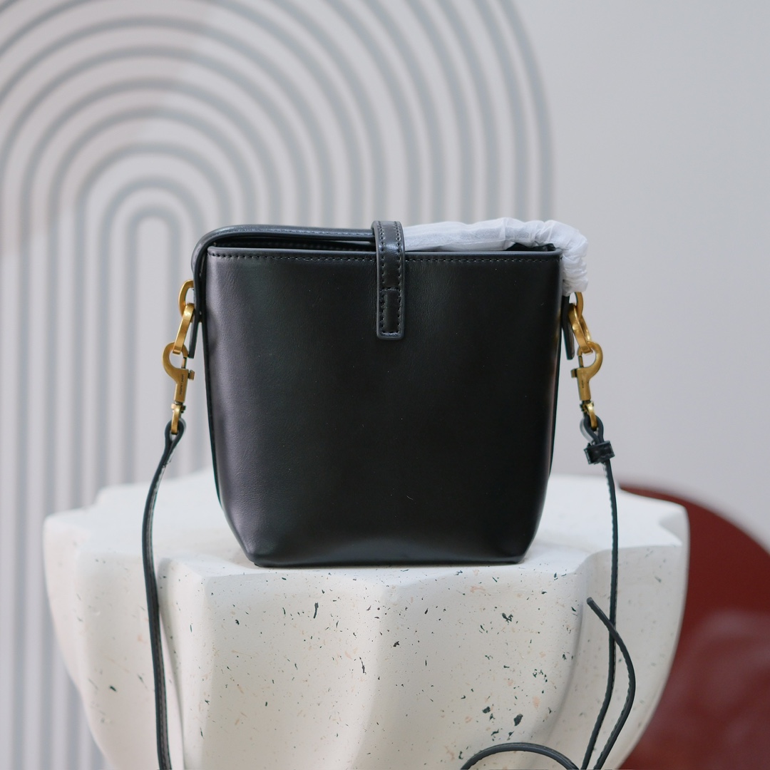 编号8153迷你
Y*L 圣*兰 Rose同款 包身是不容易变形的牛皮，手感很好，浅古铜色原版金属配件，