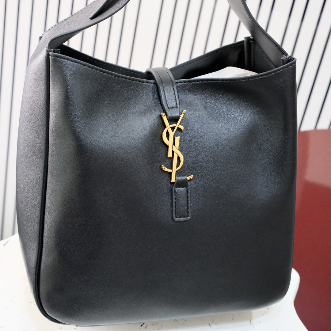 款号 8219中号
 Y*L圣罗兰秋冬新款原版五金，🍂 ROSE同款 轻巧又充满时尚感，手感超级好 软软