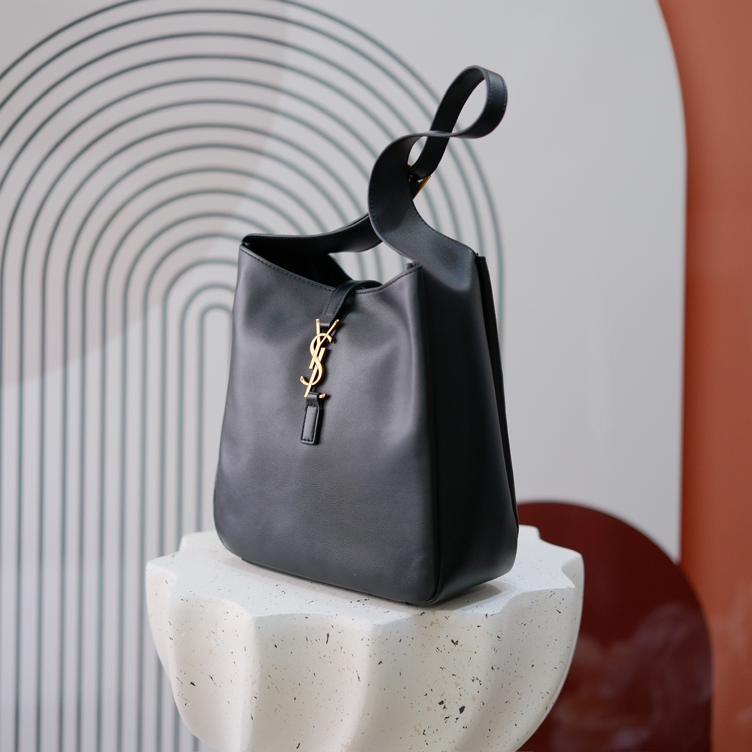 款号 8219中号
 Y*L圣罗兰秋冬新款原版五金，🍂 ROSE同款 轻巧又充满时尚感，手感超级好 软软