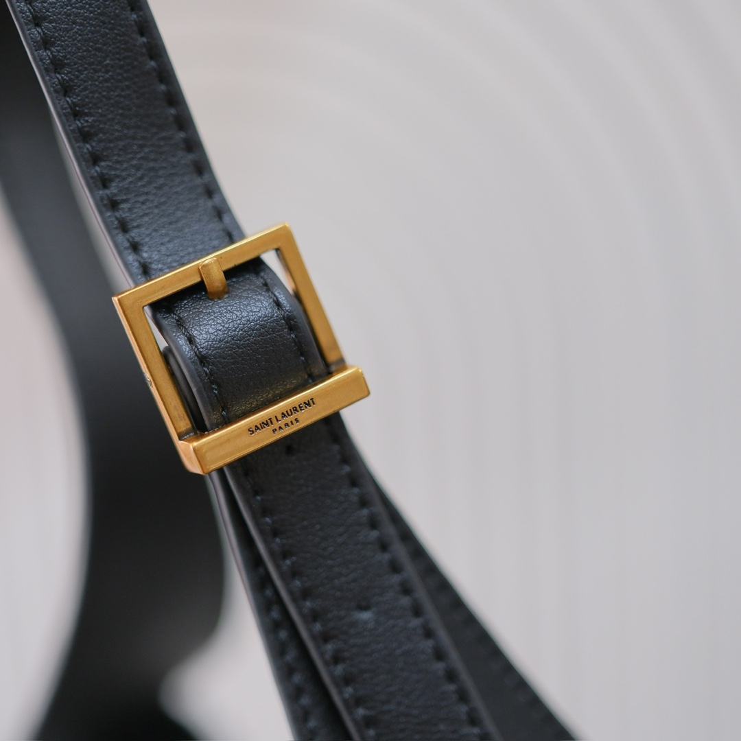 款号 8219中号
 Y*L圣罗兰秋冬新款原版五金，🍂 ROSE同款 轻巧又充满时尚感，手感超级好 软软