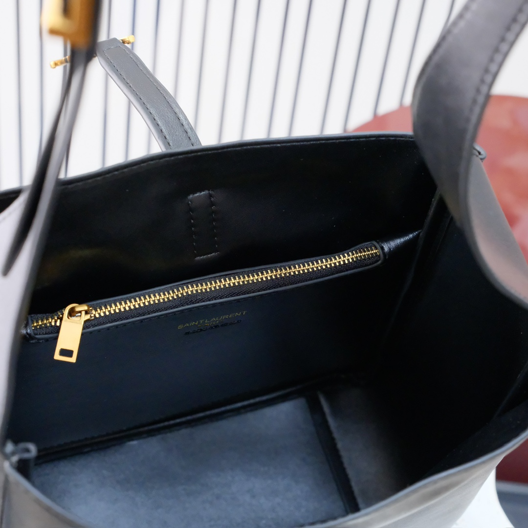 款号 8219中号
 Y*L圣罗兰秋冬新款原版五金，🍂 ROSE同款 轻巧又充满时尚感，手感超级好 软软