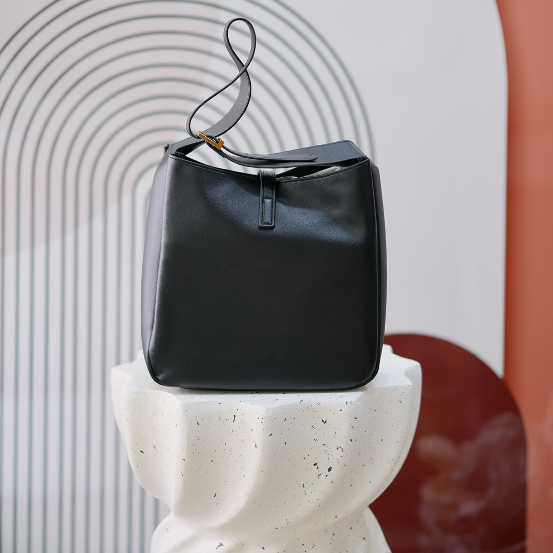 款号 8219中号
 Y*L圣罗兰秋冬新款原版五金，🍂 ROSE同款 轻巧又充满时尚感，手感超级好 软软