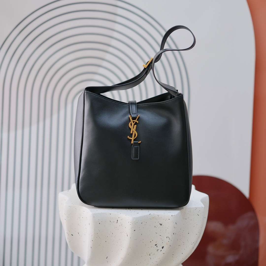 款号 8219中号
 Y*L圣罗兰秋冬新款原版五金，🍂 ROSE同款 轻巧又充满时尚感，手感超级好 软软