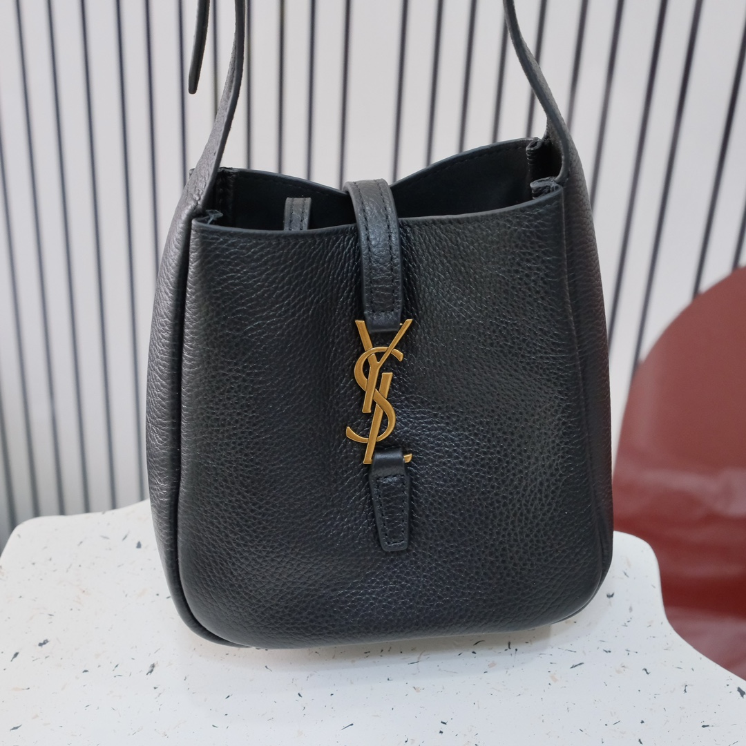 款号 8218  小号 
 Y*L圣罗兰秋冬新款原版五金，🍂 ROSE同款 轻巧又充满时尚感，手感超级好