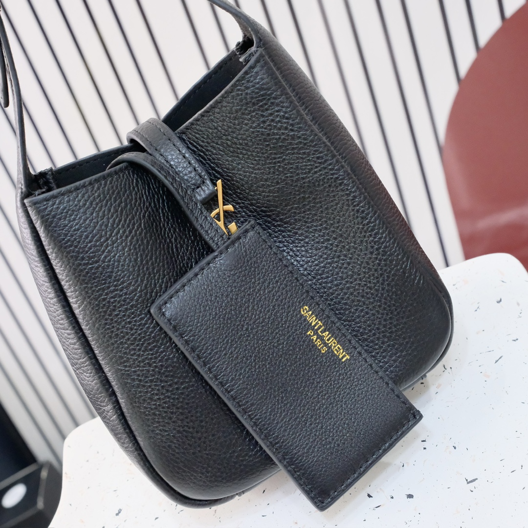 款号 8218  小号 
 Y*L圣罗兰秋冬新款原版五金，🍂 ROSE同款 轻巧又充满时尚感，手感超级好