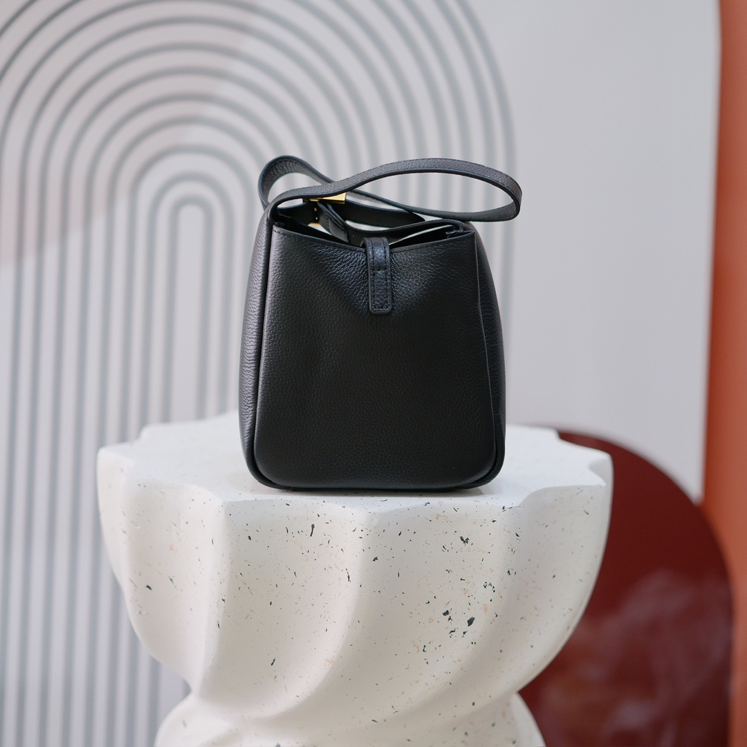 款号 8218  小号 
 Y*L圣罗兰秋冬新款原版五金，🍂 ROSE同款 轻巧又充满时尚感，手感超级好