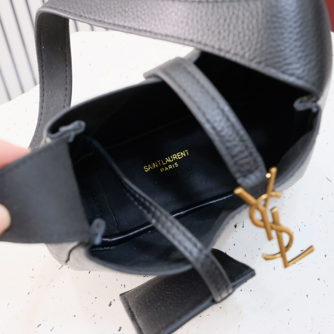 款号 8218  小号 
 Y*L圣罗兰秋冬新款原版五金，🍂 ROSE同款 轻巧又充满时尚感，手感超级好