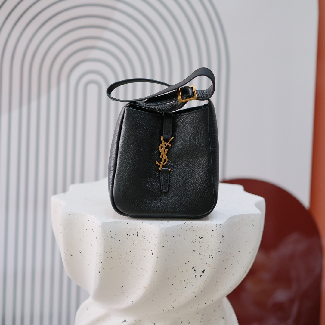 款号 8218  小号 
 Y*L圣罗兰秋冬新款原版五金，🍂 ROSE同款 轻巧又充满时尚感，手感超级好