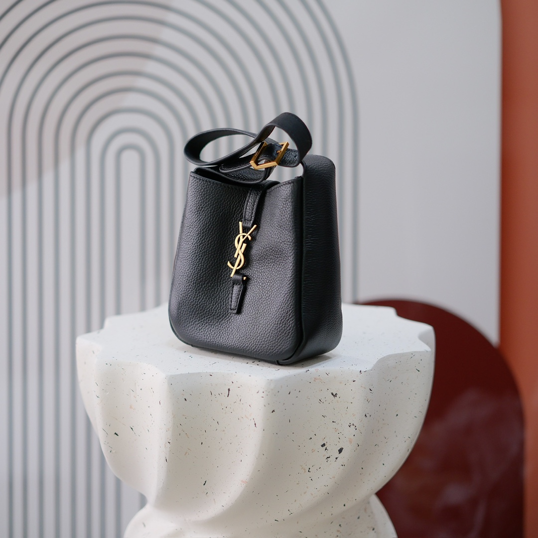 款号 8218  小号 
 Y*L圣罗兰秋冬新款原版五金，🍂 ROSE同款 轻巧又充满时尚感，手感超级好