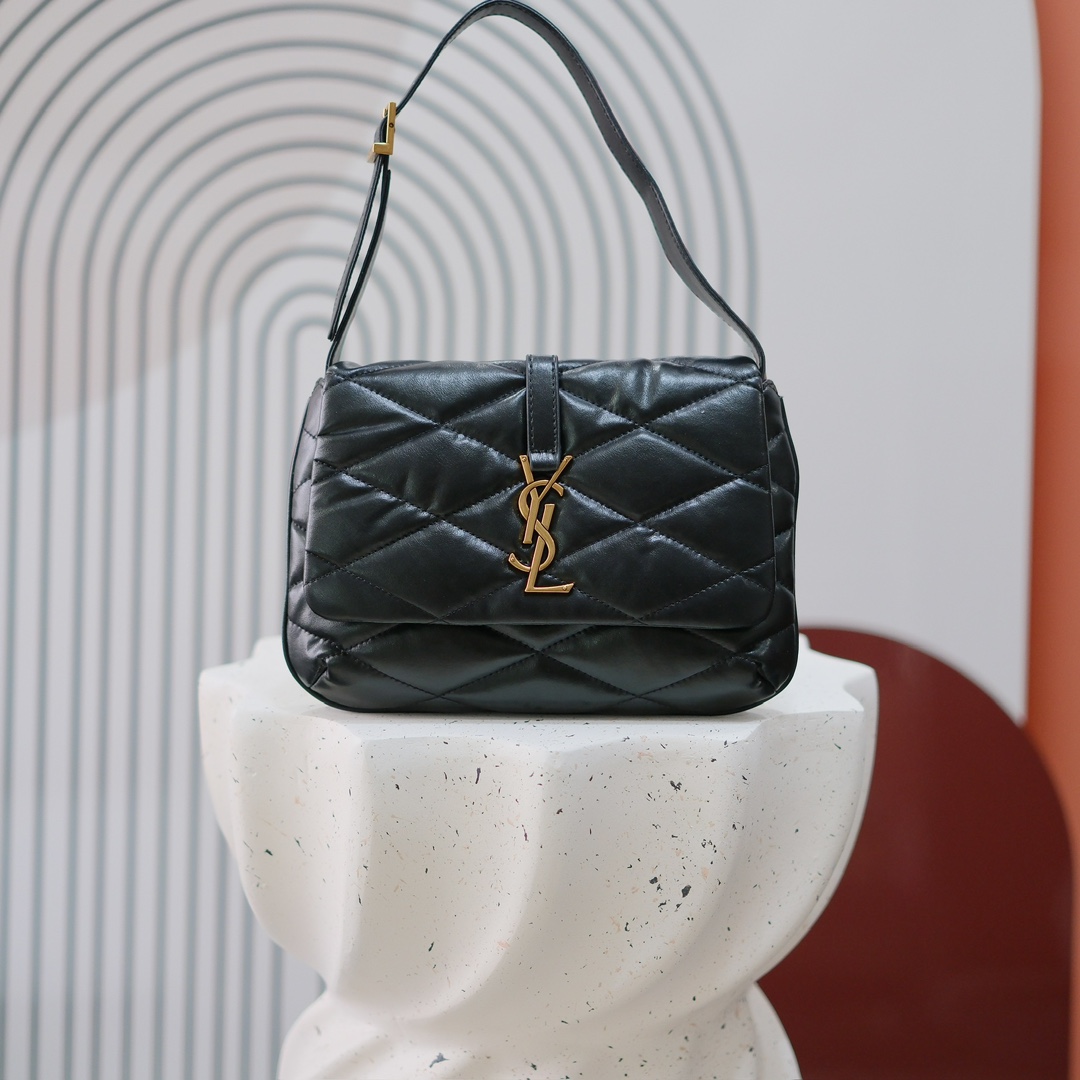  编号 
 S*nt L*urent 升级版 原版五金头层皮 圣罗兰最新款腋下包包，🌸采用细腻的小羊皮 