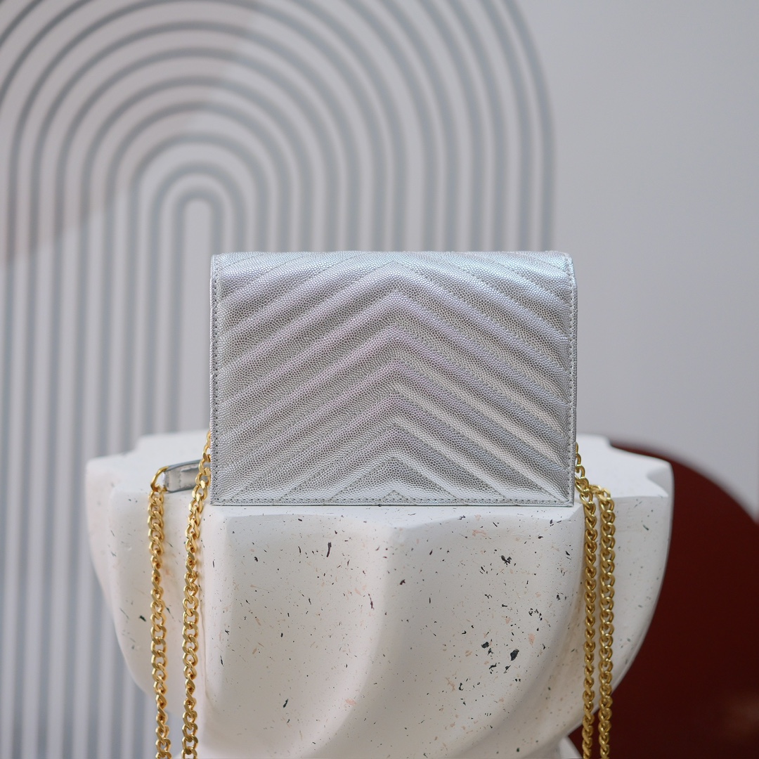 型号：6889 银色金扣
尺寸：19*11.5*4cm
S*int L*ur*nt 小号信封包，最新鱼子