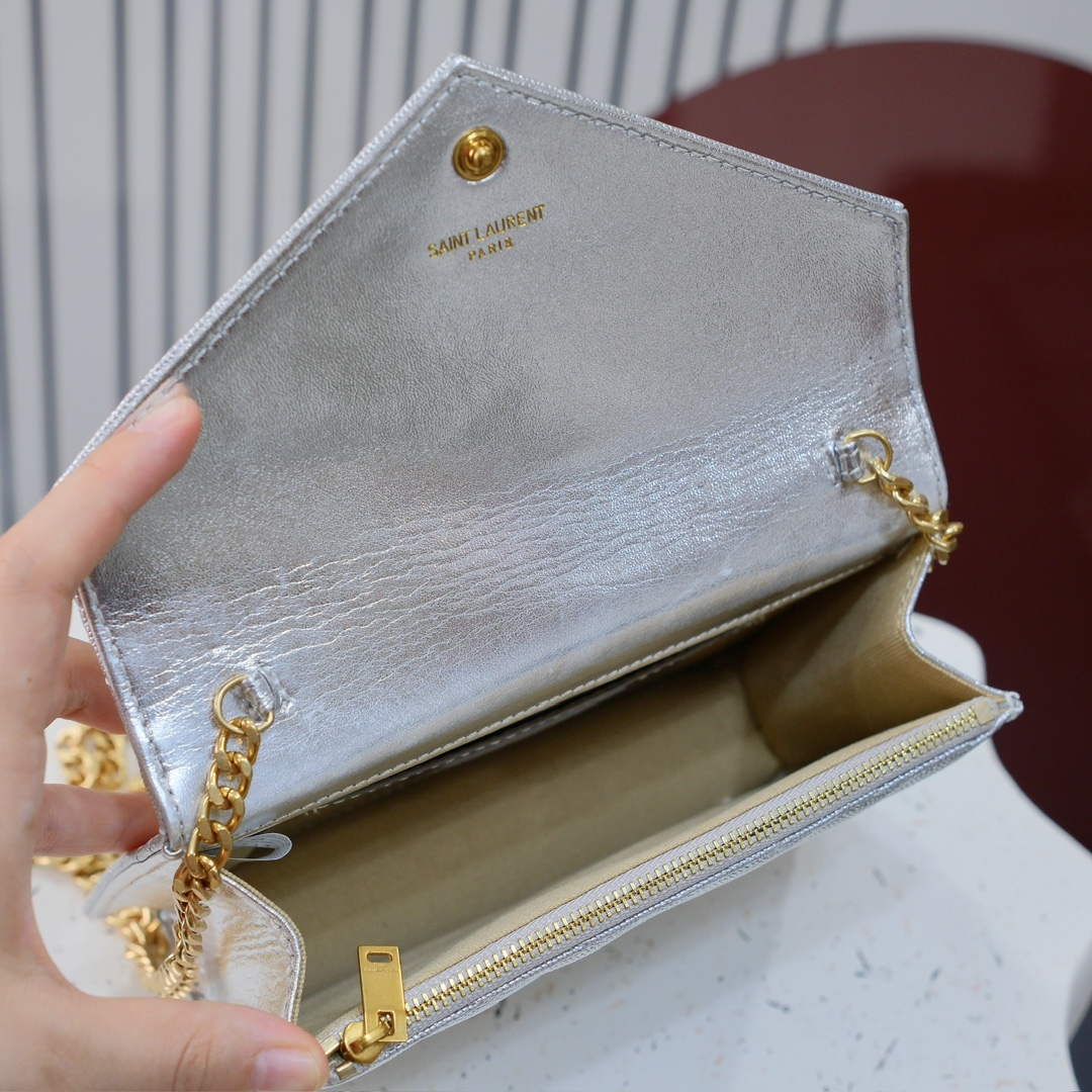 型号：6889 银色金扣
尺寸：19*11.5*4cm
S*int L*ur*nt 小号信封包，最新鱼子