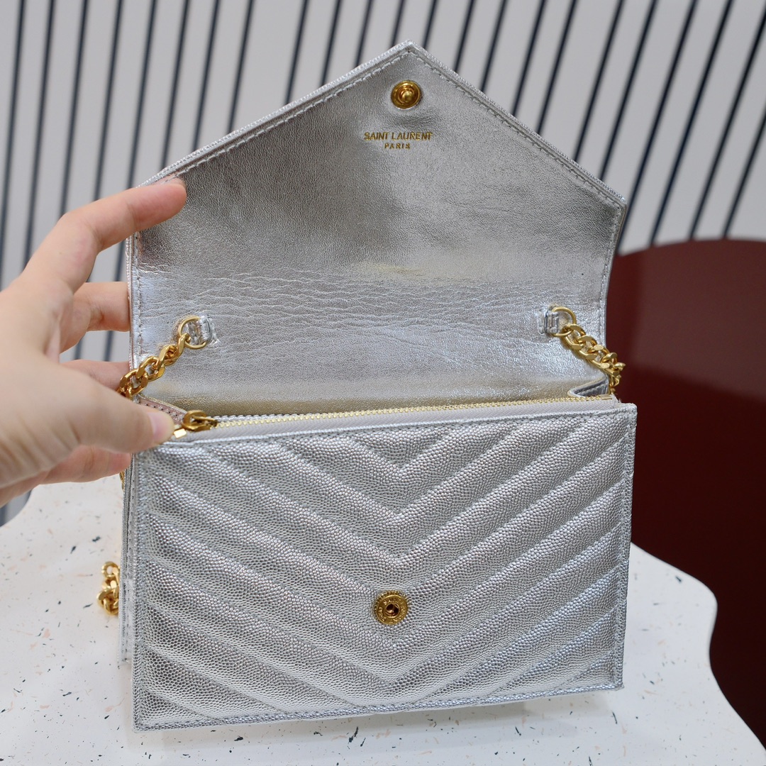 型号：6889 银色金扣
尺寸：19*11.5*4cm
S*int L*ur*nt 小号信封包，最新鱼子