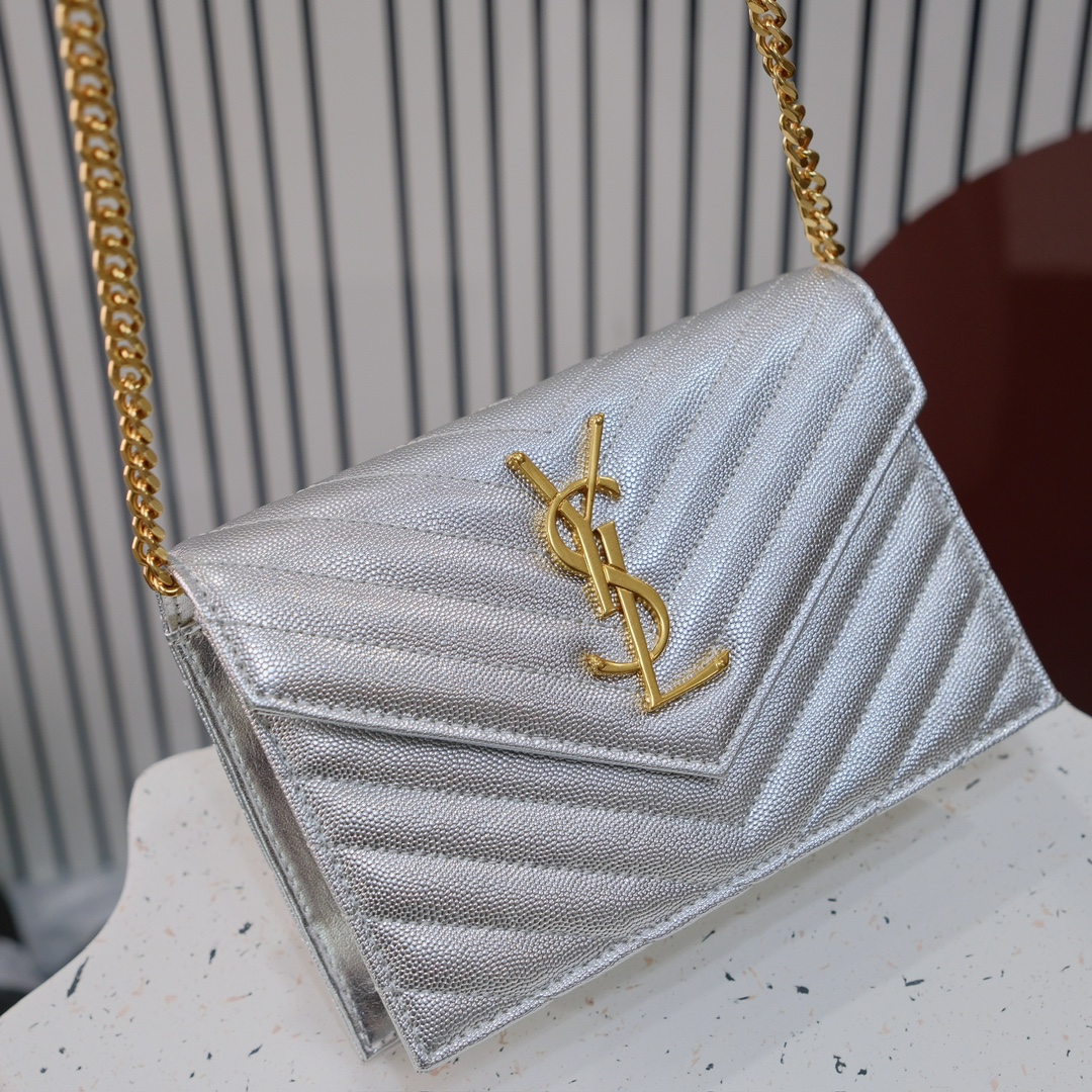 型号：6889 银色金扣
尺寸：19*11.5*4cm
S*int L*ur*nt 小号信封包，最新鱼子