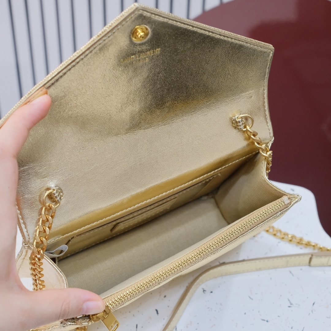 型号：6889 杏色金扣
尺寸：19*11.5*4cm
S*int L*ur*nt 小号信封包，最新鱼子