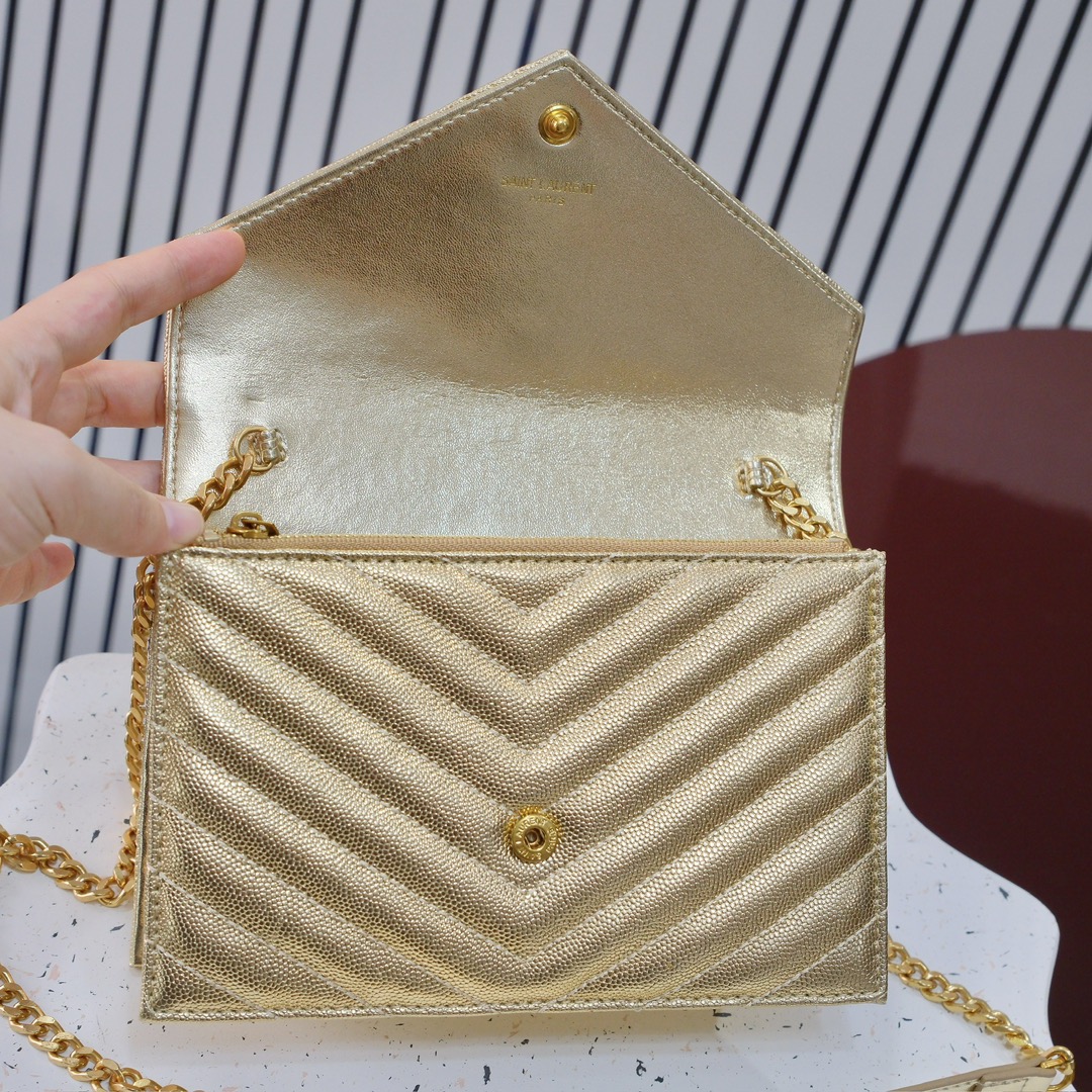 型号：6889 杏色金扣
尺寸：19*11.5*4cm
S*int L*ur*nt 小号信封包，最新鱼子