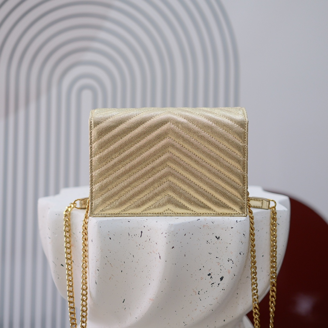 型号：6889 杏色金扣
尺寸：19*11.5*4cm
S*int L*ur*nt 小号信封包，最新鱼子