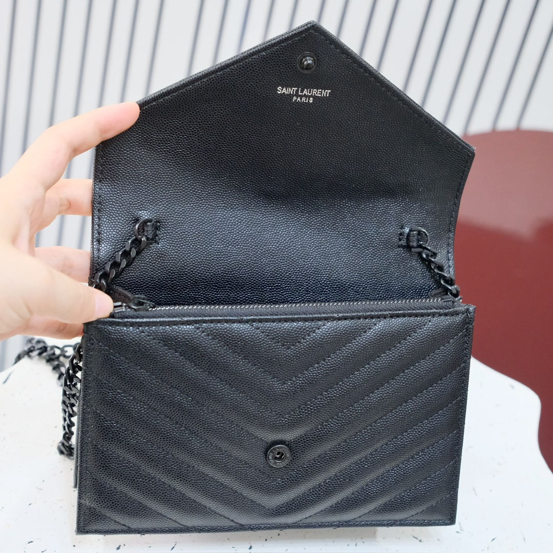 型号：6889 黑扣
尺寸：19*11.5*4cm
S*int L*ur*nt 小号信封包，最新鱼子酱配