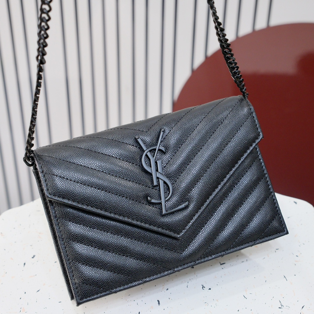 型号：6889 黑扣
尺寸：19*11.5*4cm
S*int L*ur*nt 小号信封包，最新鱼子酱配