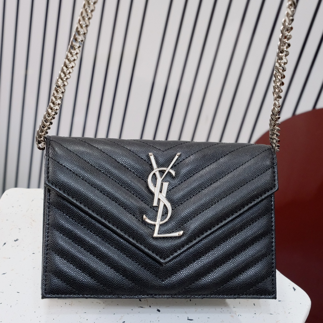 型号：6889 银扣
尺寸：19*11.5*4cm
S*int L*ur*nt 小号信封包，最新鱼子酱配