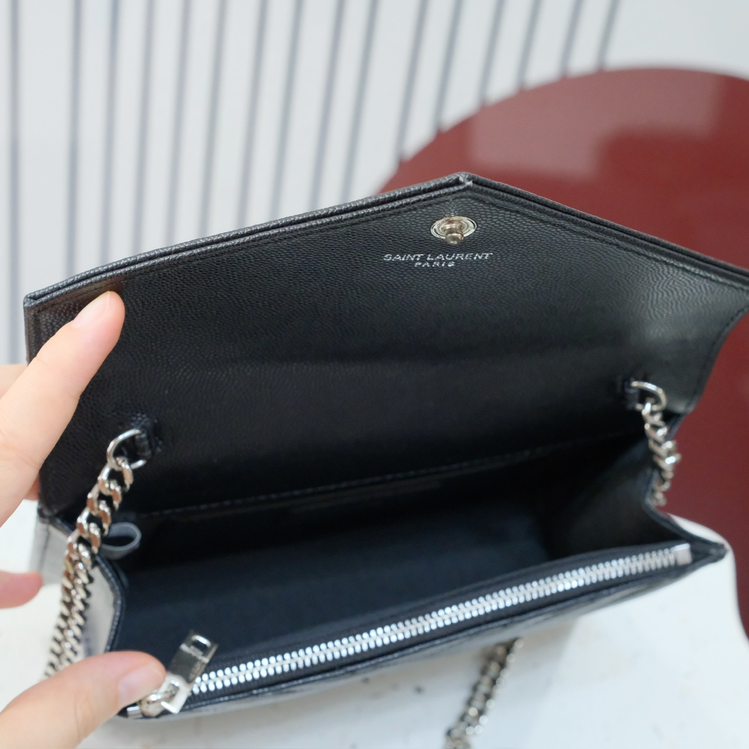 型号：6889 银扣
尺寸：19*11.5*4cm
S*int L*ur*nt 小号信封包，最新鱼子酱配