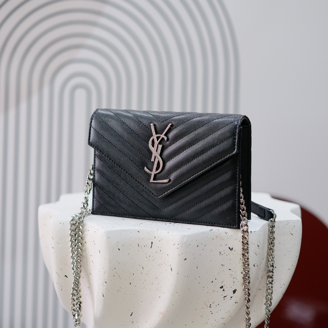 型号：6889 银扣
尺寸：19*11.5*4cm
S*int L*ur*nt 小号信封包，最新鱼子酱配