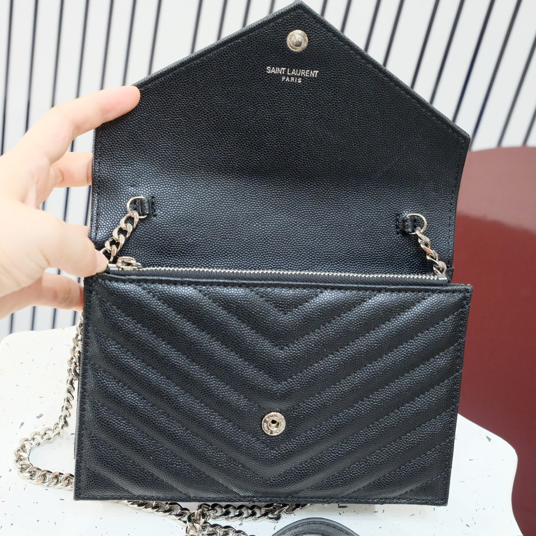 型号：6889 银扣
尺寸：19*11.5*4cm
S*int L*ur*nt 小号信封包，最新鱼子酱配