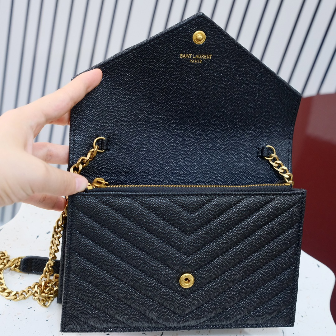 型号：6889 金扣
尺寸：19*11.5*4cm
S*int L*ur*nt 小号信封包，最新鱼子酱配