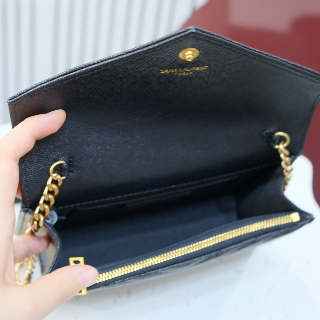 型号：6889 金扣
尺寸：19*11.5*4cm
S*int L*ur*nt 小号信封包，最新鱼子酱配