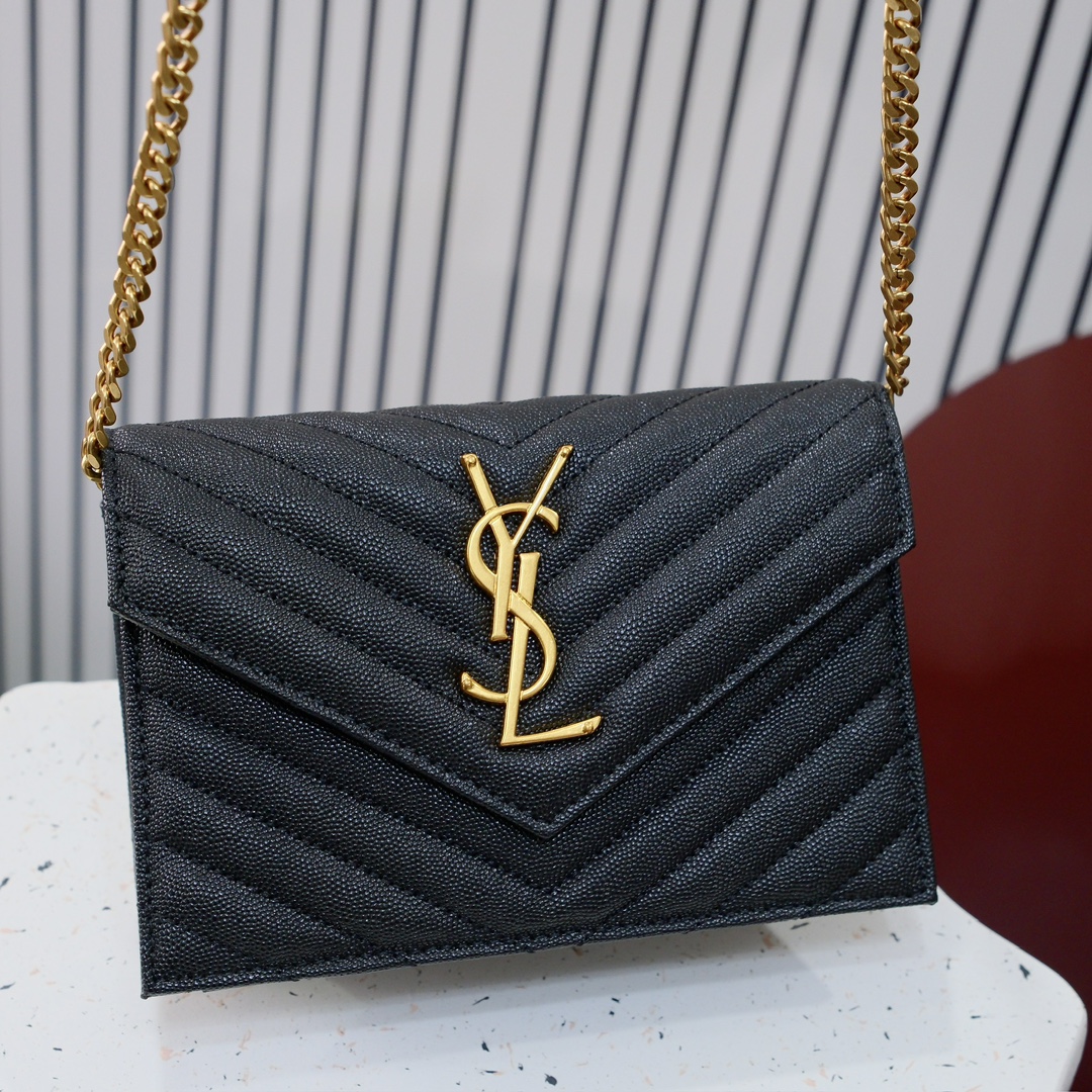 型号：6889 金扣
尺寸：19*11.5*4cm
S*int L*ur*nt 小号信封包，最新鱼子酱配