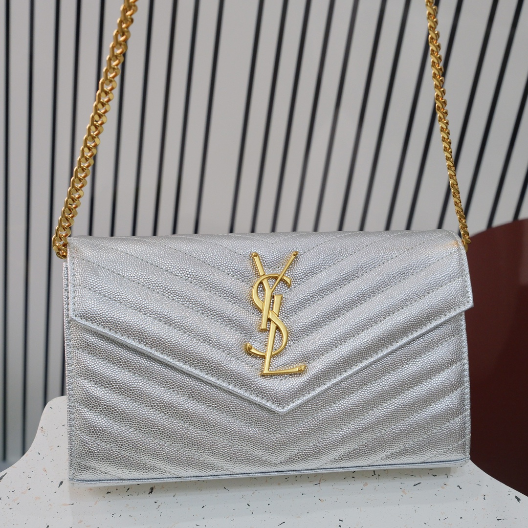 型号：6886  银色金扣   
尺寸22.5x14x4cm
Y*L超级无敌实用的一款小包  鱼子酱小牛