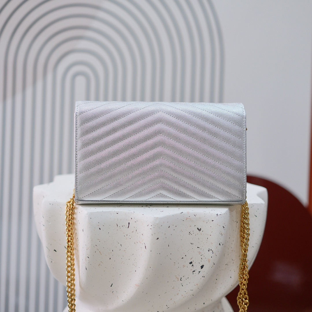 型号：6886  银色金扣   
尺寸22.5x14x4cm
Y*L超级无敌实用的一款小包  鱼子酱小牛