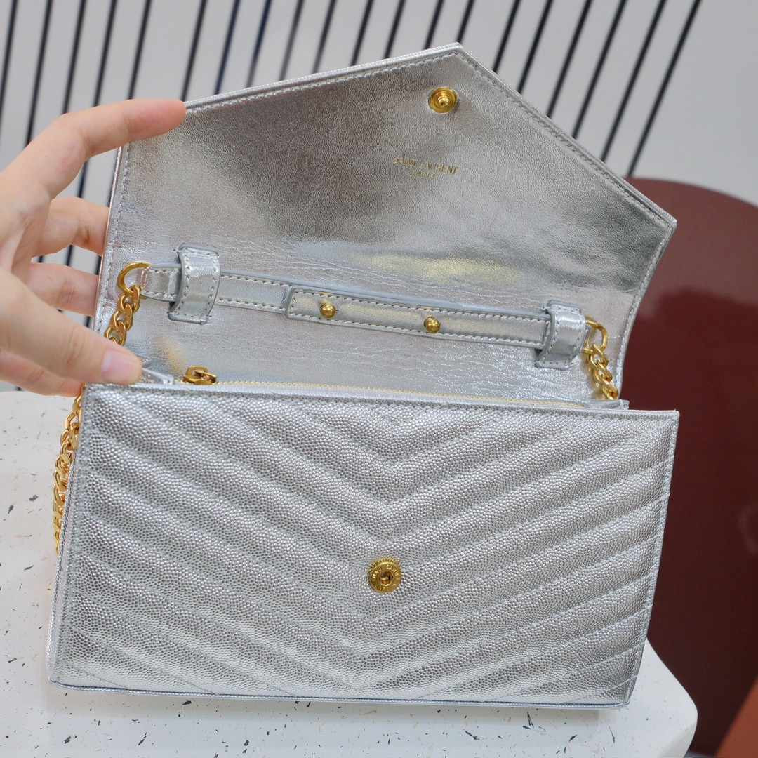 型号：6886  银色金扣   
尺寸22.5x14x4cm
Y*L超级无敌实用的一款小包  鱼子酱小牛