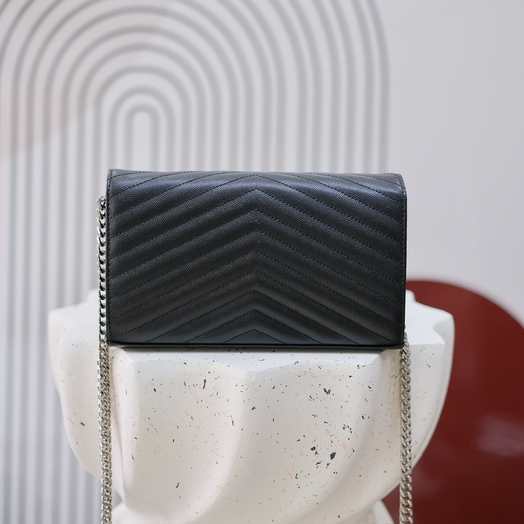 型号：6886  黑色银扣   
尺寸22.5x14x4cm
Y*L超级无敌实用的一款小包  鱼子酱小牛