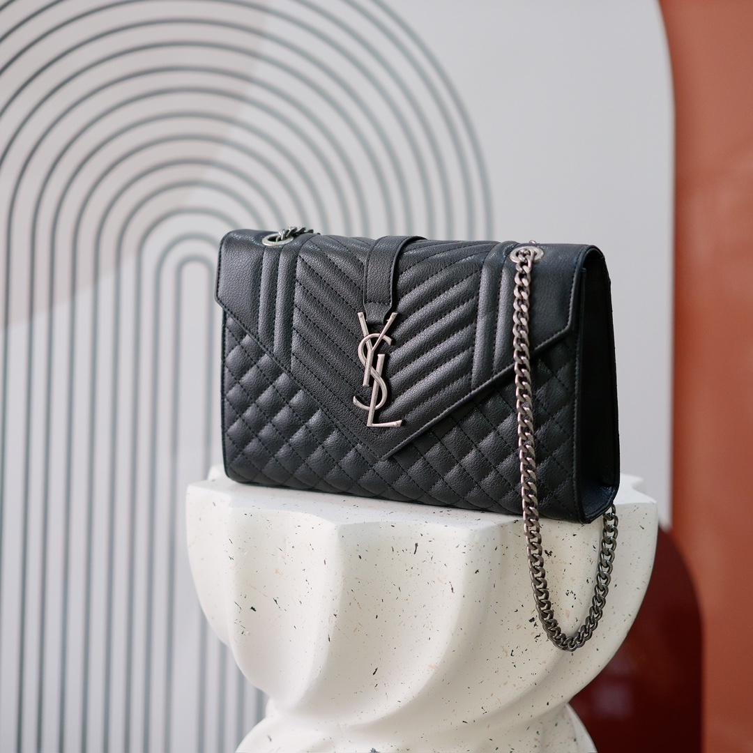  大号款号26588 
装饰互扣式金属Y*L标志 五金完美无暇 进口牛皮 手感超赞 细节精湛手工精致 单