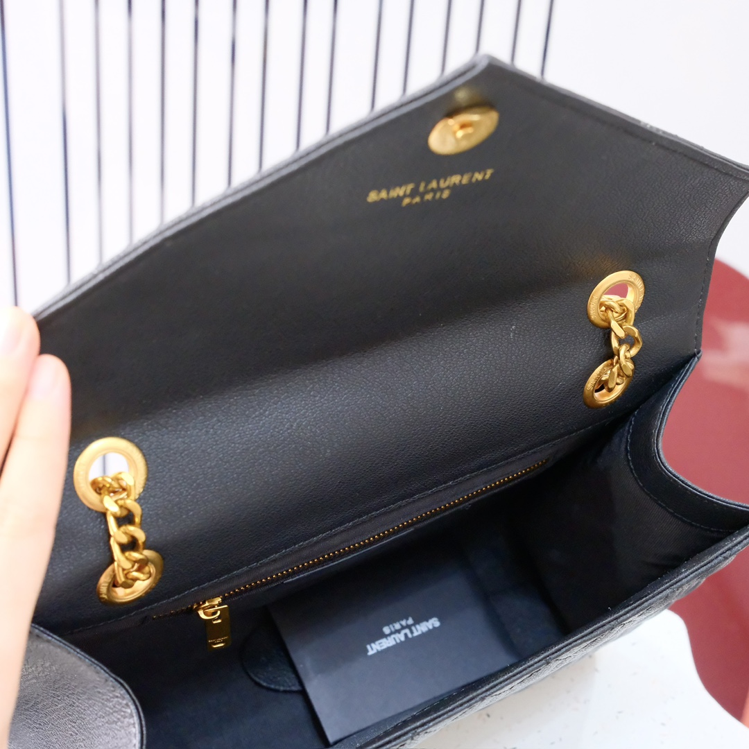 大号款号26588 
装饰互扣式金属Y*L标志 五金完美无暇 进口牛皮 手感超赞 细节精湛手工精致 单肩