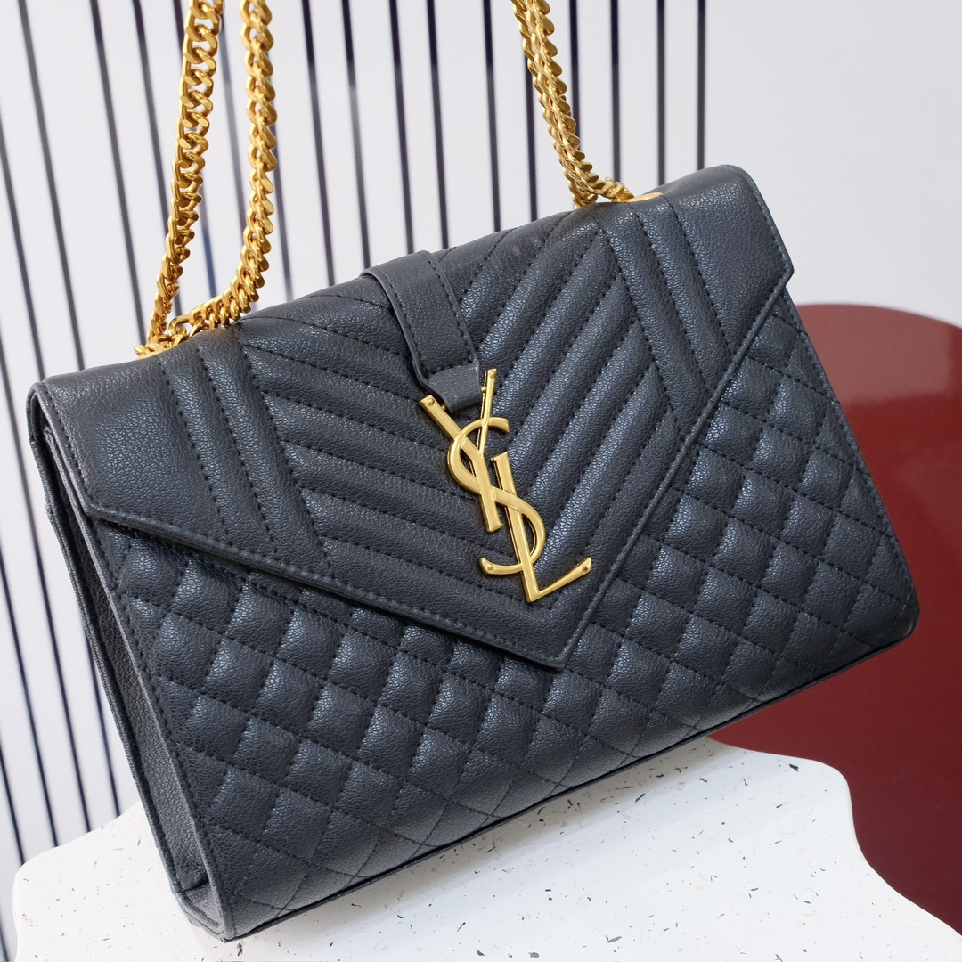 大号款号26588 
装饰互扣式金属Y*L标志 五金完美无暇 进口牛皮 手感超赞 细节精湛手工精致 单肩