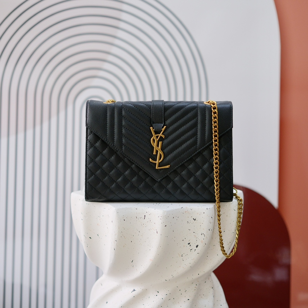 大号款号26588 
装饰互扣式金属Y*L标志 五金完美无暇 进口牛皮 手感超赞 细节精湛手工精致 单肩