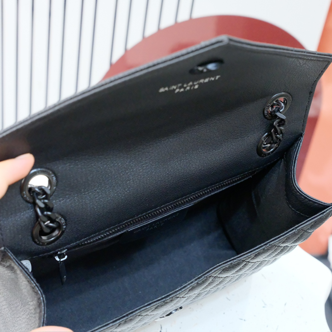  小号款号26599 
装饰互扣式金属Y*L标志 五金完美无暇 进口牛皮 手感超赞 细节精湛手工精致 单