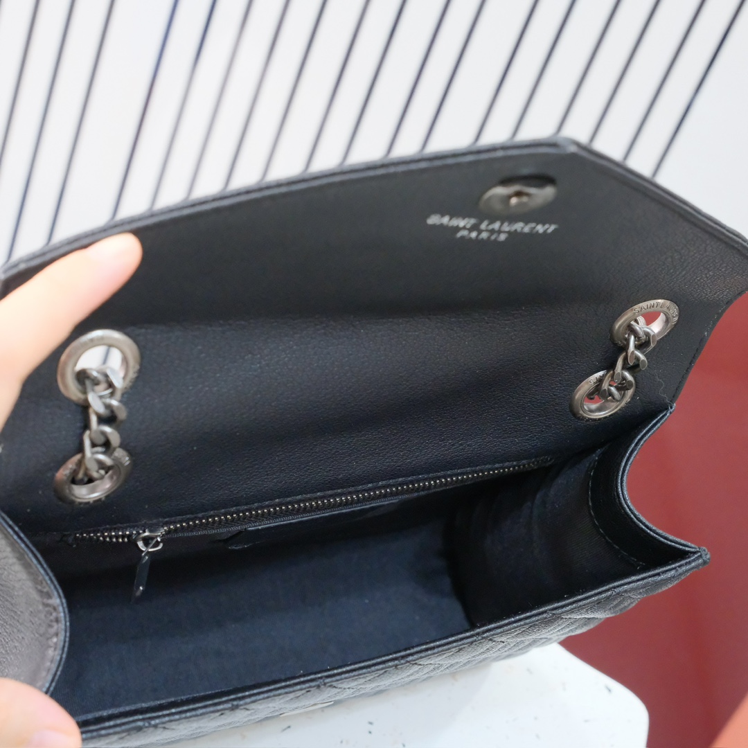  小号款号26599 
装饰互扣式金属Y*L标志 五金完美无暇 进口牛皮 手感超赞 细节精湛手工精致 单