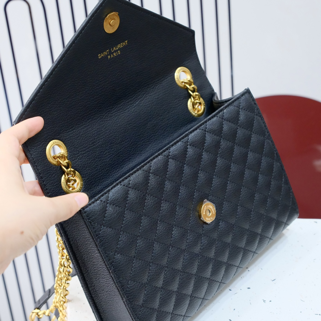 小号款号26599 
装饰互扣式金属Y*L标志 五金完美无暇 进口牛皮 手感超赞 细节精湛手工精致 单肩