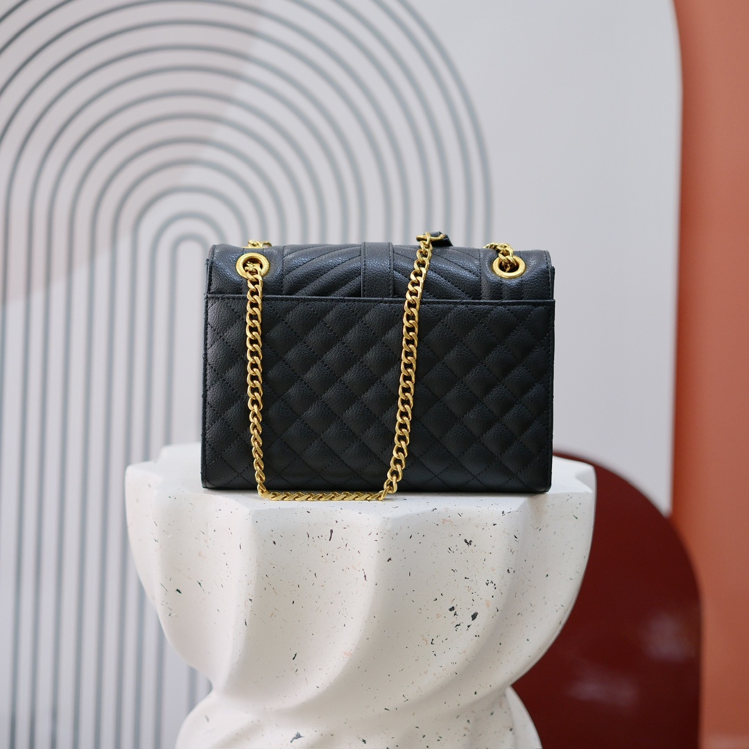 小号款号26599 
装饰互扣式金属Y*L标志 五金完美无暇 进口牛皮 手感超赞 细节精湛手工精致 单肩