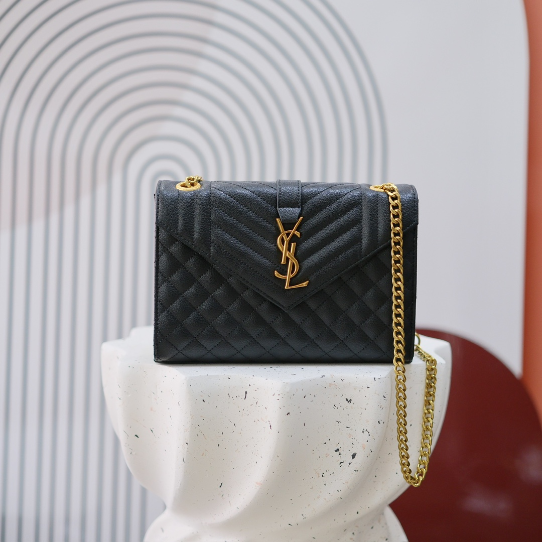 小号款号26599 
装饰互扣式金属Y*L标志 五金完美无暇 进口牛皮 手感超赞 细节精湛手工精致 单肩