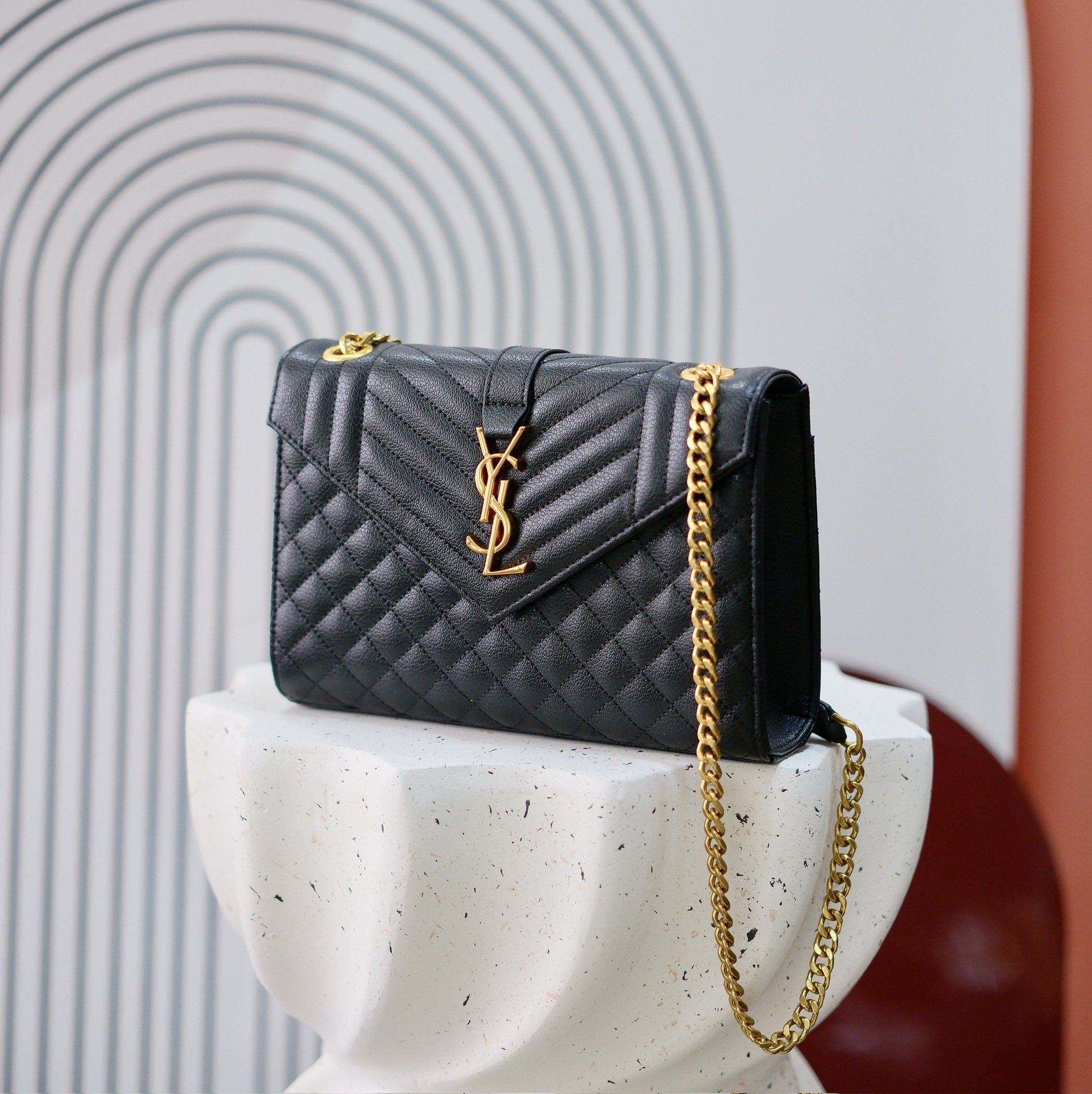 小号款号26599 
装饰互扣式金属Y*L标志 五金完美无暇 进口牛皮 手感超赞 细节精湛手工精致 单肩