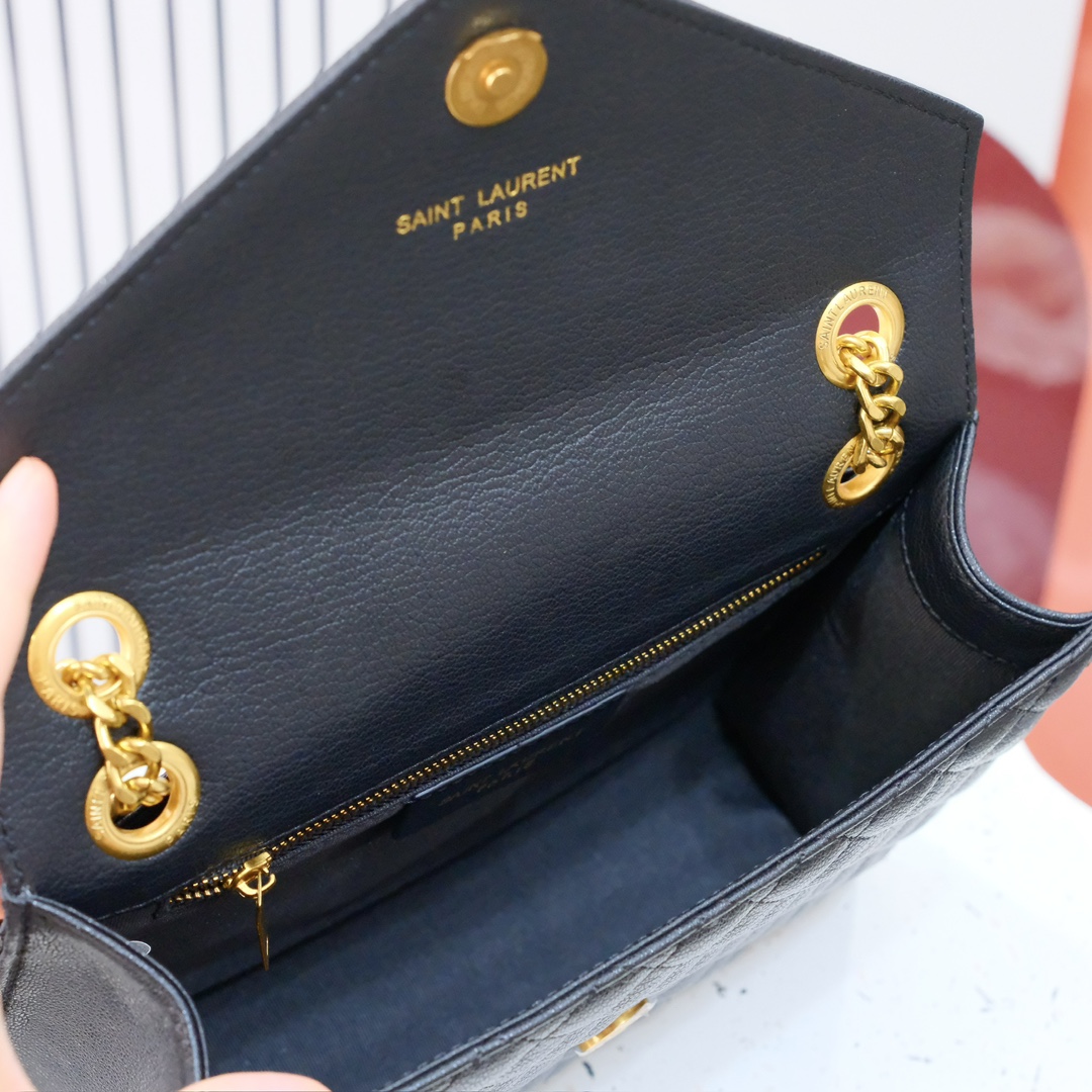 小号款号26599 
装饰互扣式金属Y*L标志 五金完美无暇 进口牛皮 手感超赞 细节精湛手工精致 单肩