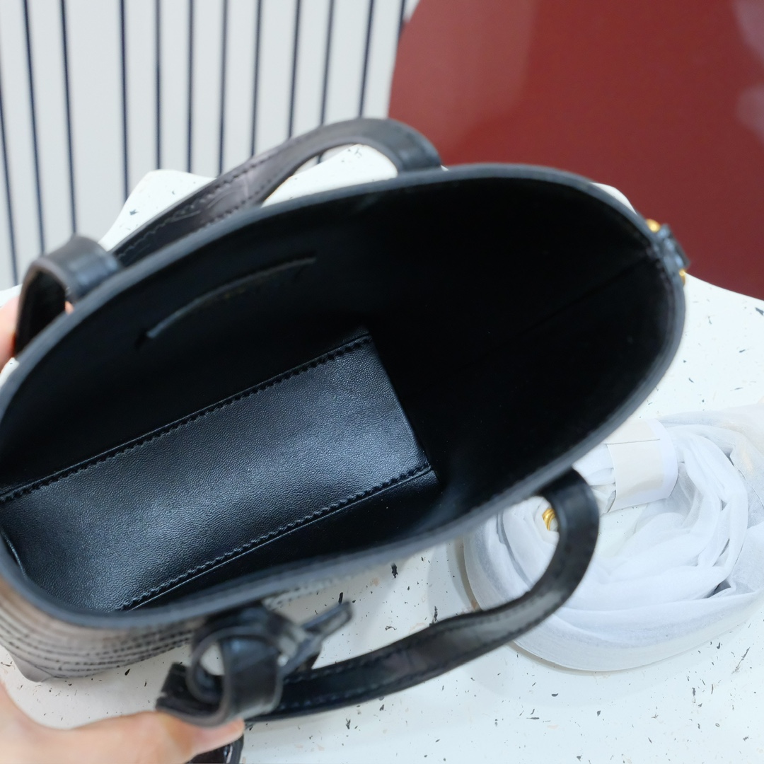 型号：
尺寸：18x17x8cm   
▪️ 𝗠𝗶𝗻𝗶 𝗧𝗼𝘆 𝗦𝗵𝗼𝗽𝗽𝗶𝗻𝗴▪️
新款迷你托特购物包