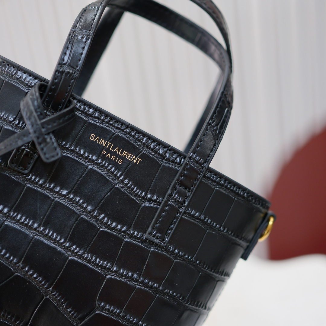 型号：
尺寸：18x17x8cm   
▪️ 𝗠𝗶𝗻𝗶 𝗧𝗼𝘆 𝗦𝗵𝗼𝗽𝗽𝗶𝗻𝗴▪️
新款迷你托特购物包