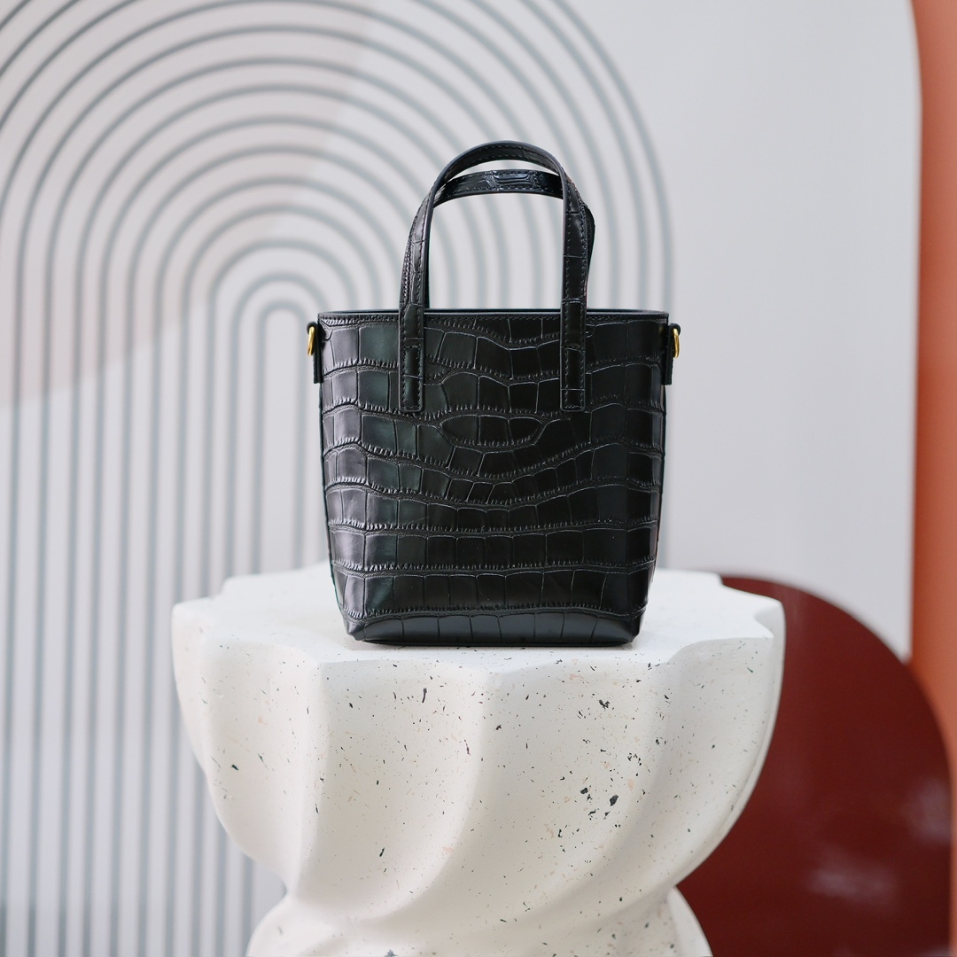 型号：
尺寸：18x17x8cm   
▪️ 𝗠𝗶𝗻𝗶 𝗧𝗼𝘆 𝗦𝗵𝗼𝗽𝗽𝗶𝗻𝗴▪️
新款迷你托特购物包