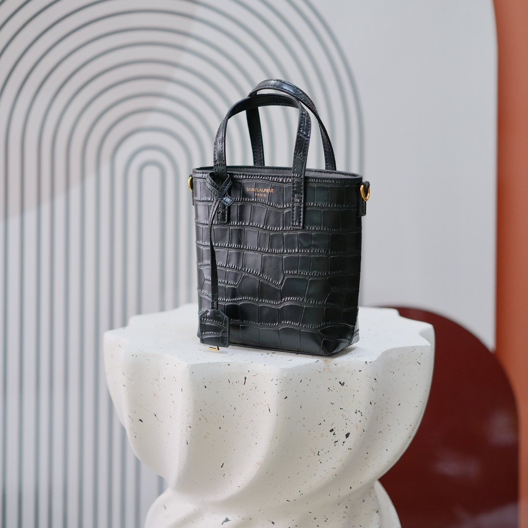 型号：
尺寸：18x17x8cm   
▪️ 𝗠𝗶𝗻𝗶 𝗧𝗼𝘆 𝗦𝗵𝗼𝗽𝗽𝗶𝗻𝗴▪️
新款迷你托特购物包